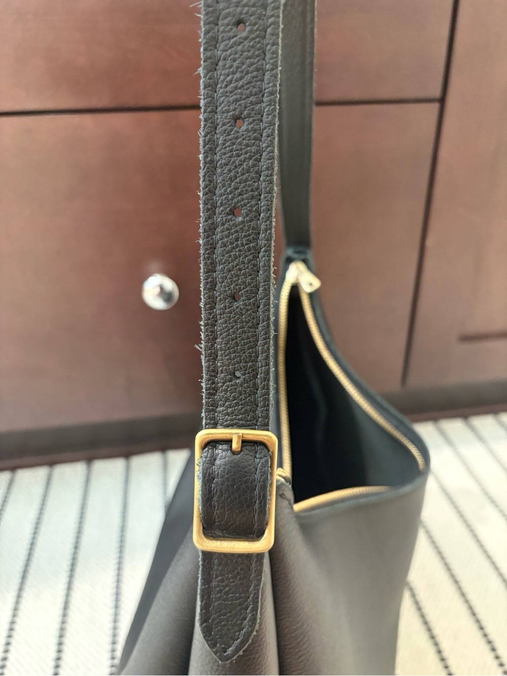 Portland Leather | Large Aspen + sidekick zip pouch | Black - Picture 14 of 17
